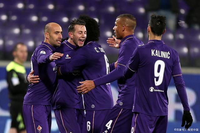 比伯和老婆穿情侣装出街 海莉下衣失踪秀漫画腿 2020-09-11 当地时间9月10日，美国比佛利山庄，贾斯汀·比伯与妻子海莉·鲍德温现身街头。