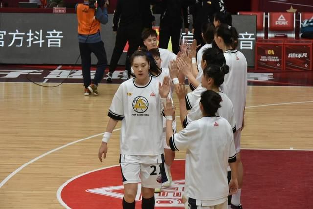除了影院，澳洲还宣布关闭酒吧、赌场、室内体育馆和礼拜场所等公共场所，餐厅只允许提供外卖服务。